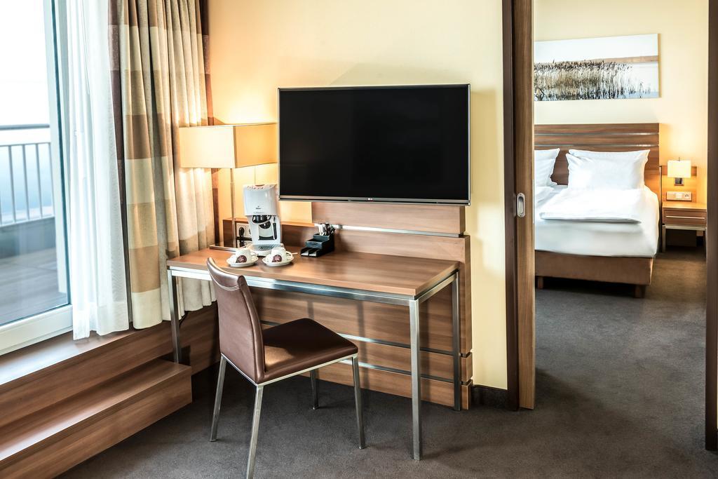 Executive Suite Lake View,112761762:JPEG